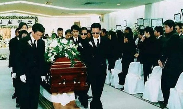 刘德华梁朝伟为梅艳芳扶灵,刘德华为梅艳芳送丧片段