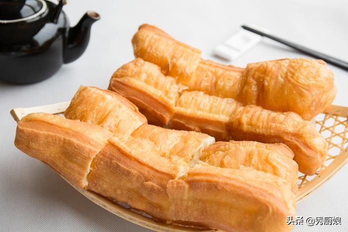 炸油条用油条改良剂还用加酵母吗,油条怎么炸才酥脆又蓬松