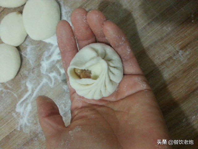 最简单包包子手法教程,教学简单包子的包法慢动作