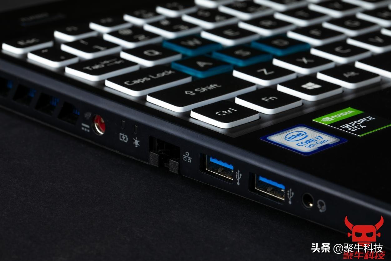 17.3寸掠夺者战斧300评测,无短板游戏本推荐