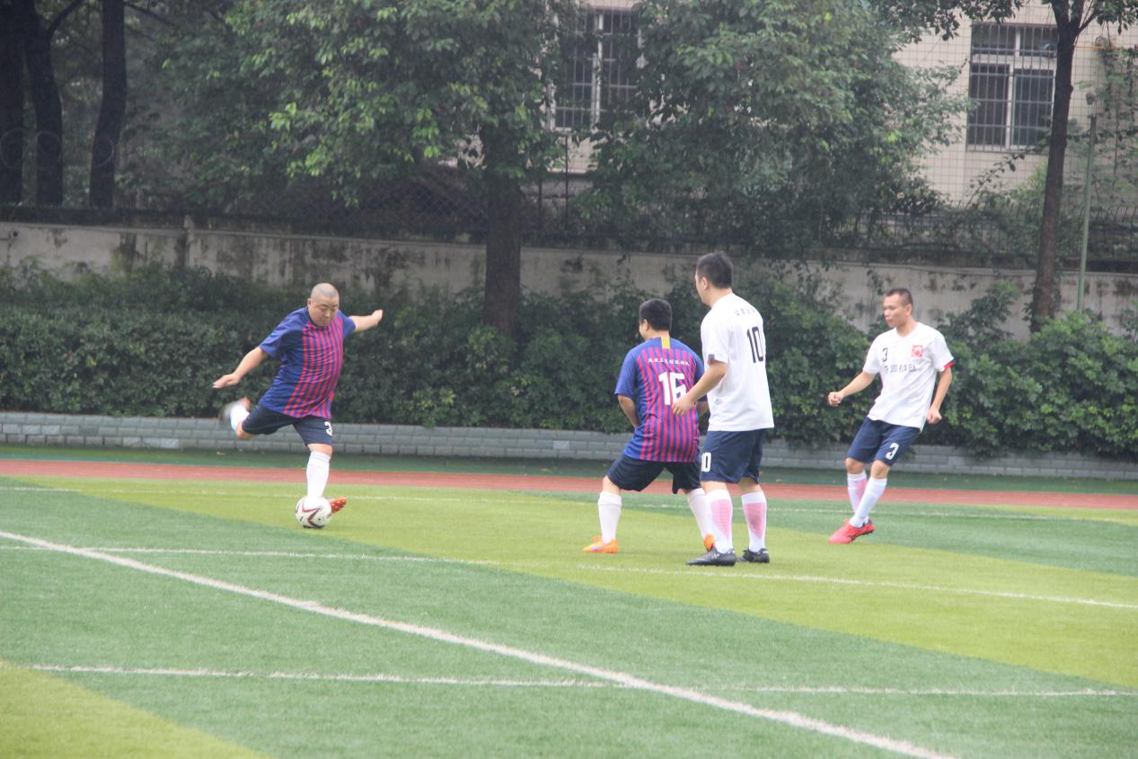 真正的足球精神让人热血沸腾,无畏风雨乘风破浪