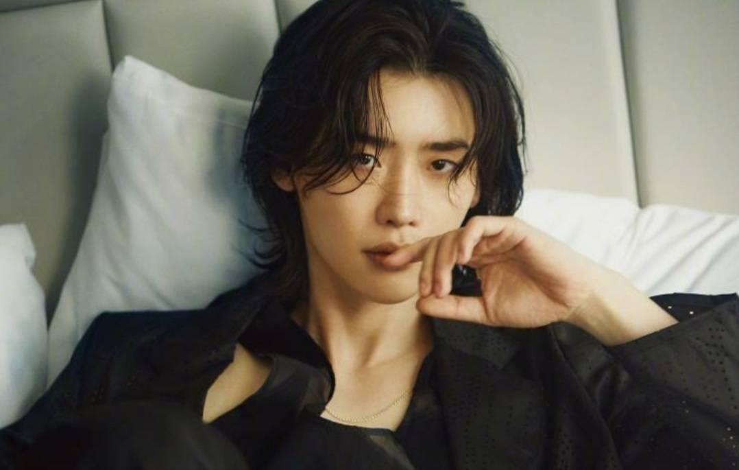 李钟硕整容电影,韩国明星服兵役李钟硕