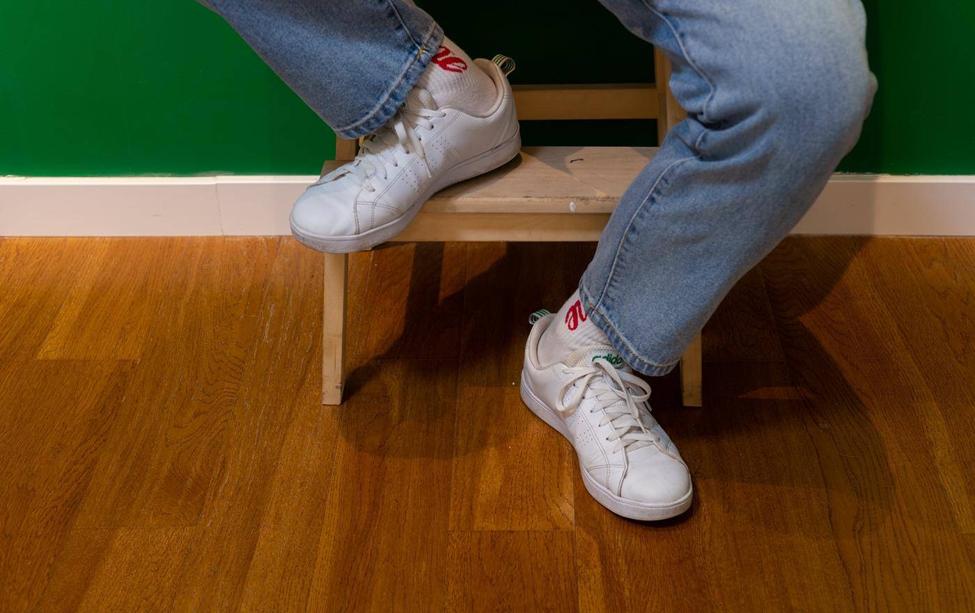 阿迪vs耐克足球鞋,阿迪和耐克小白鞋哪个好