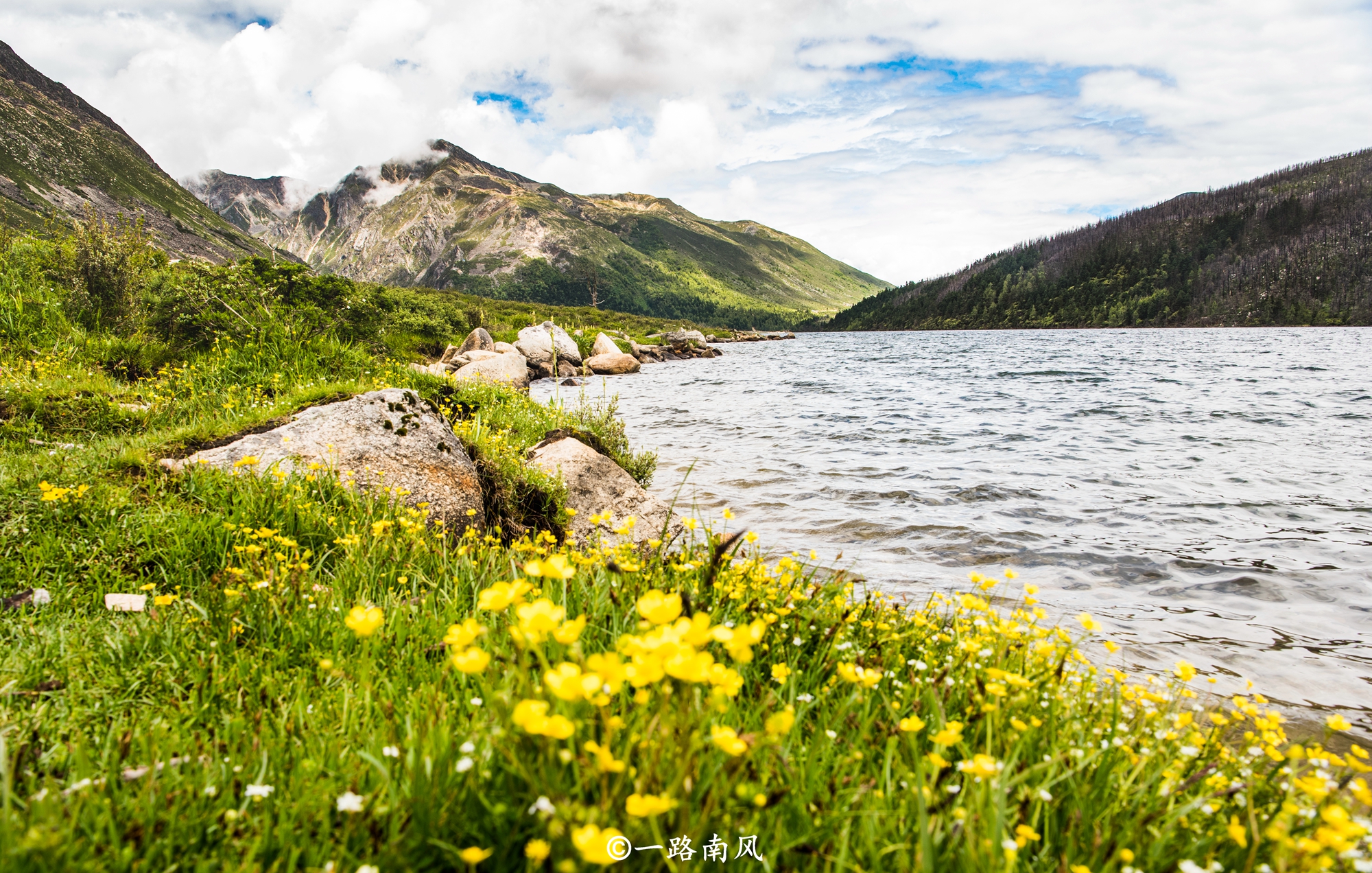 焕然假期海拔3780米的四川湖泊美似仙境，情侣专程前来许愿