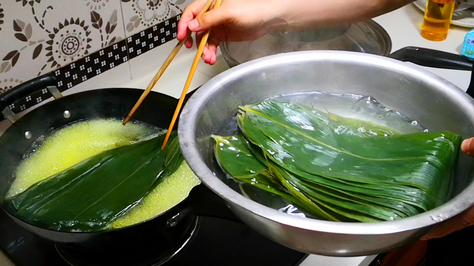 煮粽叶时只加清水,煮粽子时用清水就错了