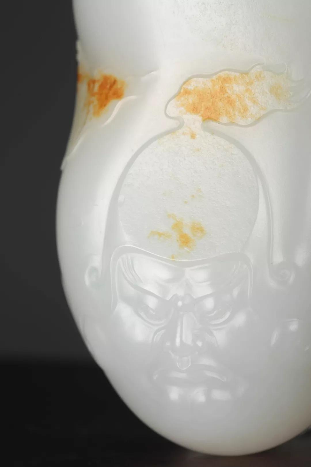 玉雕大师手里的黑青籽料,籽料皮色彰显玉雕灵气