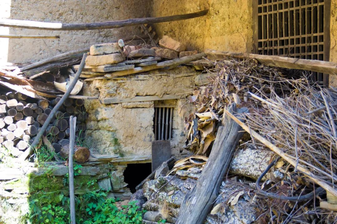 秦岭山中出现一茅屋，主人不在家，只见门口板凳上放着一个铜烟锅