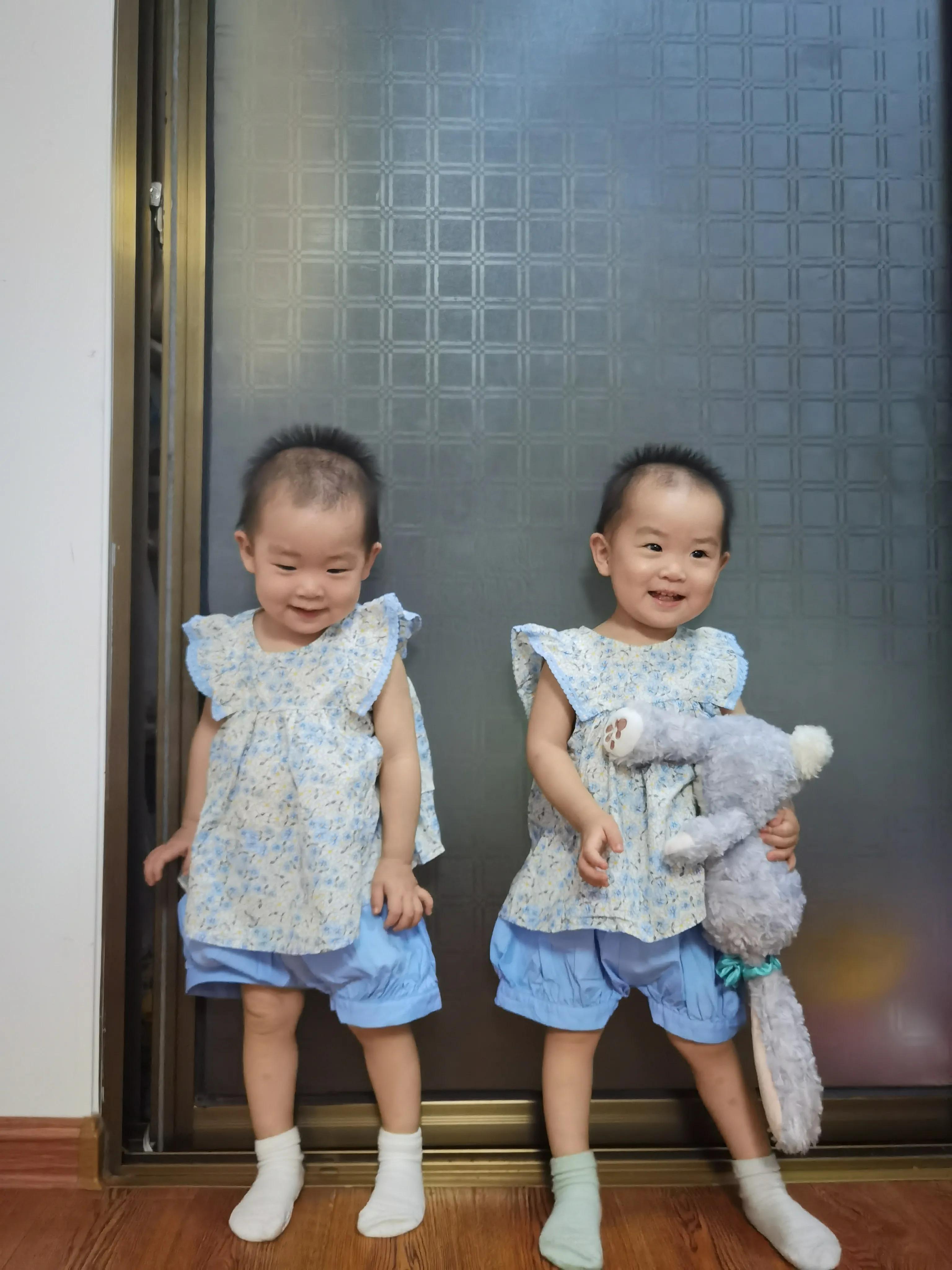 双胞胎婴儿一起发烧,1岁宝宝手足口病持续高烧怎么办