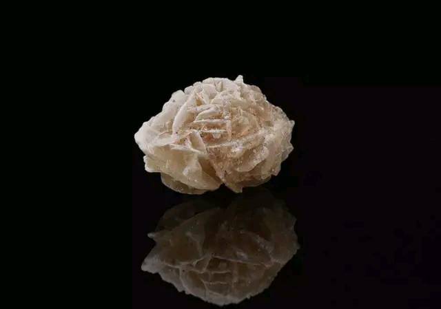 去沙漠的路上能捡到石头吗,沙漠上捡石头的秘密