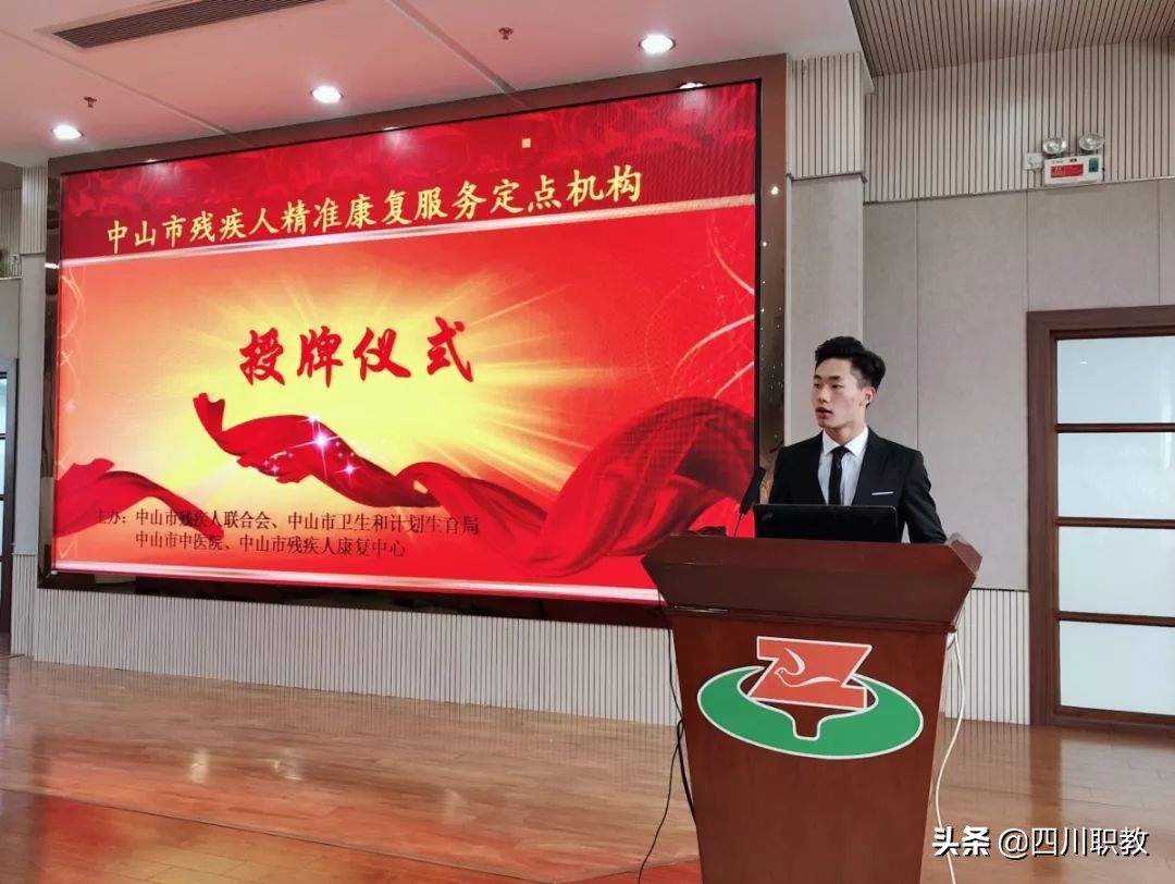 他从四川唯一的中医药高等专科学校毕业，短短几年升任住院总医师