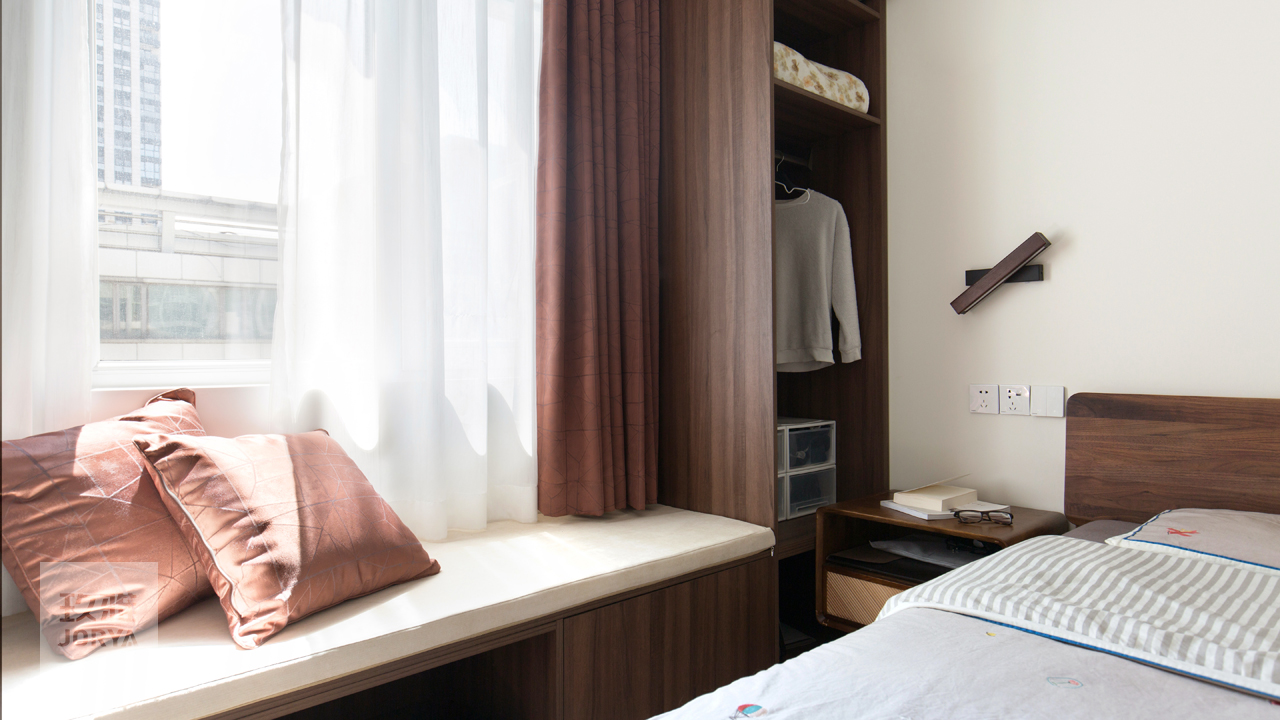 这家的电视柜既能收纳，也是喵星人乐园​