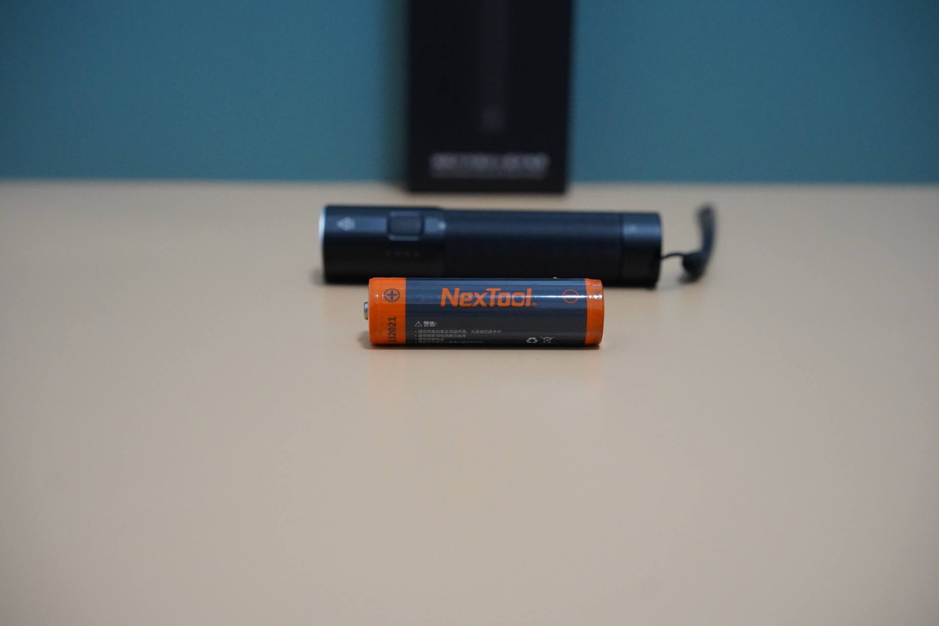 纳拓雷霆手电筒2000与3600,不懂夜的黑男声版