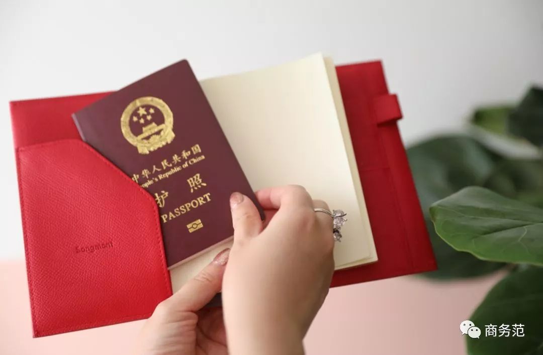 鼠年的女人买什么色的包包好,大牌鼠年限量款包包