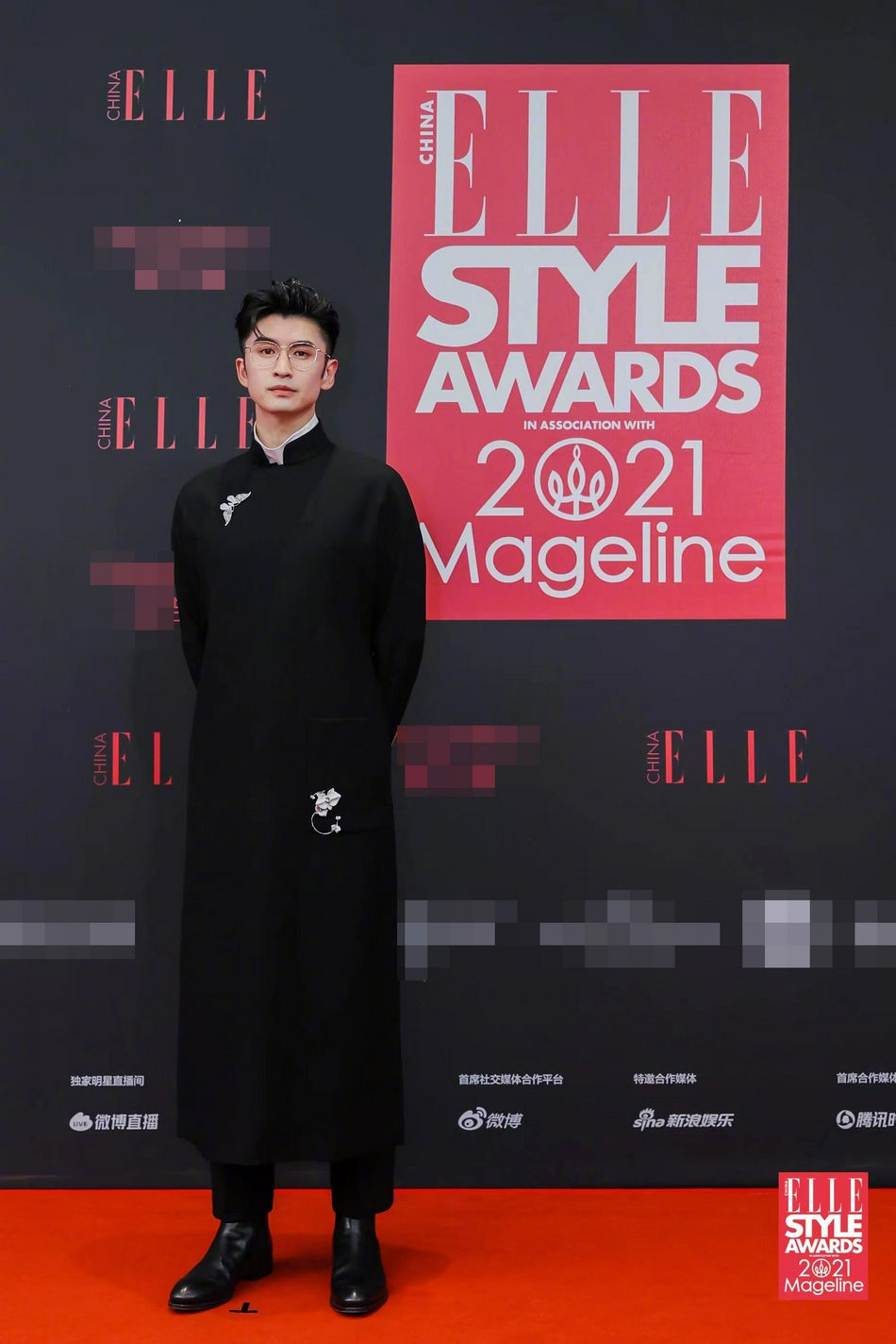 李现蔡徐坤颁奖照片合照,李现蔡徐坤红毯