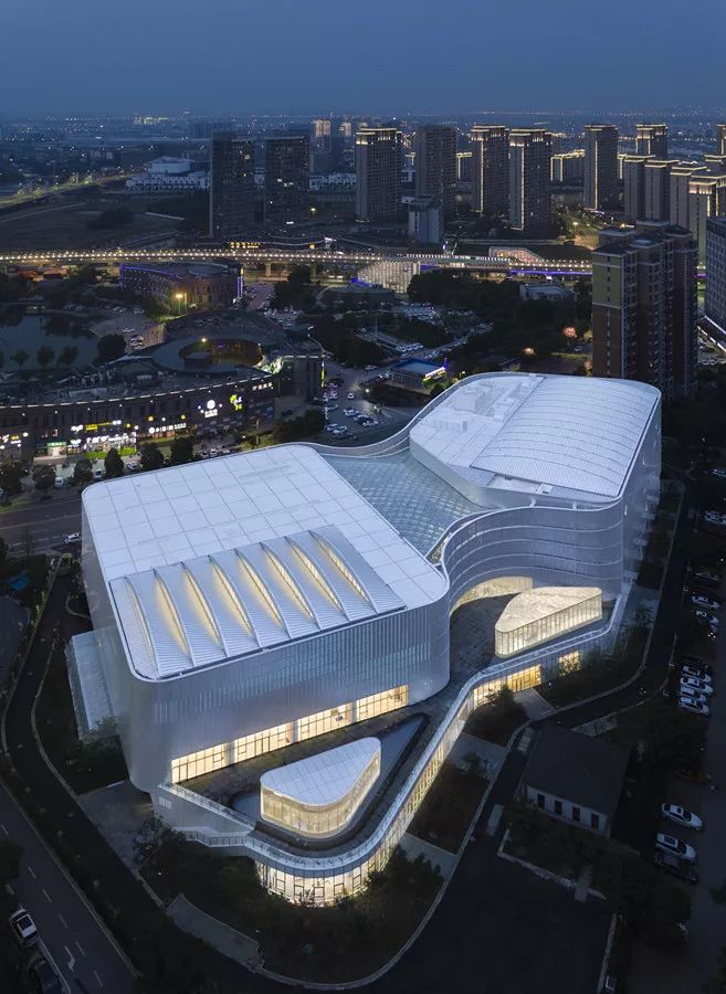 火爆到车都停不下！高新区又一综合体试营业，还有一个……