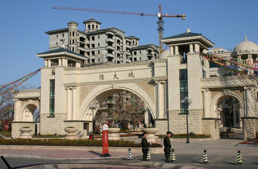 搞矿泉水亏几十亿，搞电动车亏百亿，不过许家印还手握4千亿地皮