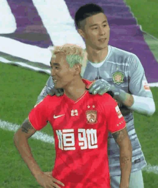 现在中国足球国家队前锋有哪些,中国足球队中场射球