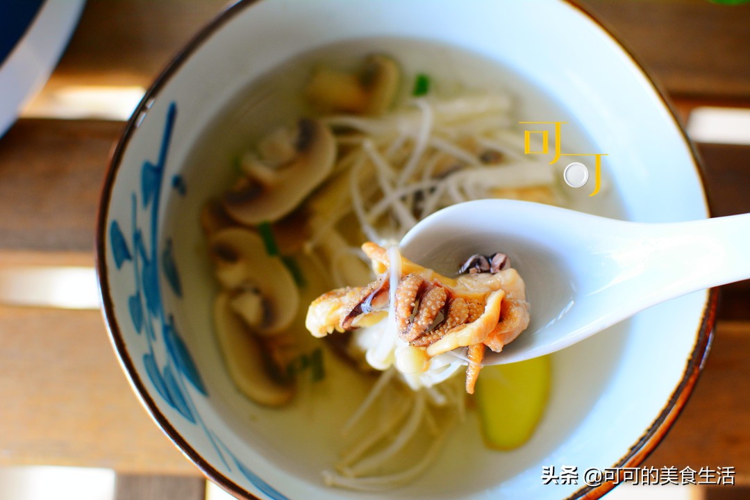 菌菇干墨鱼汤,墨鱼干杏鲍菇煲汤