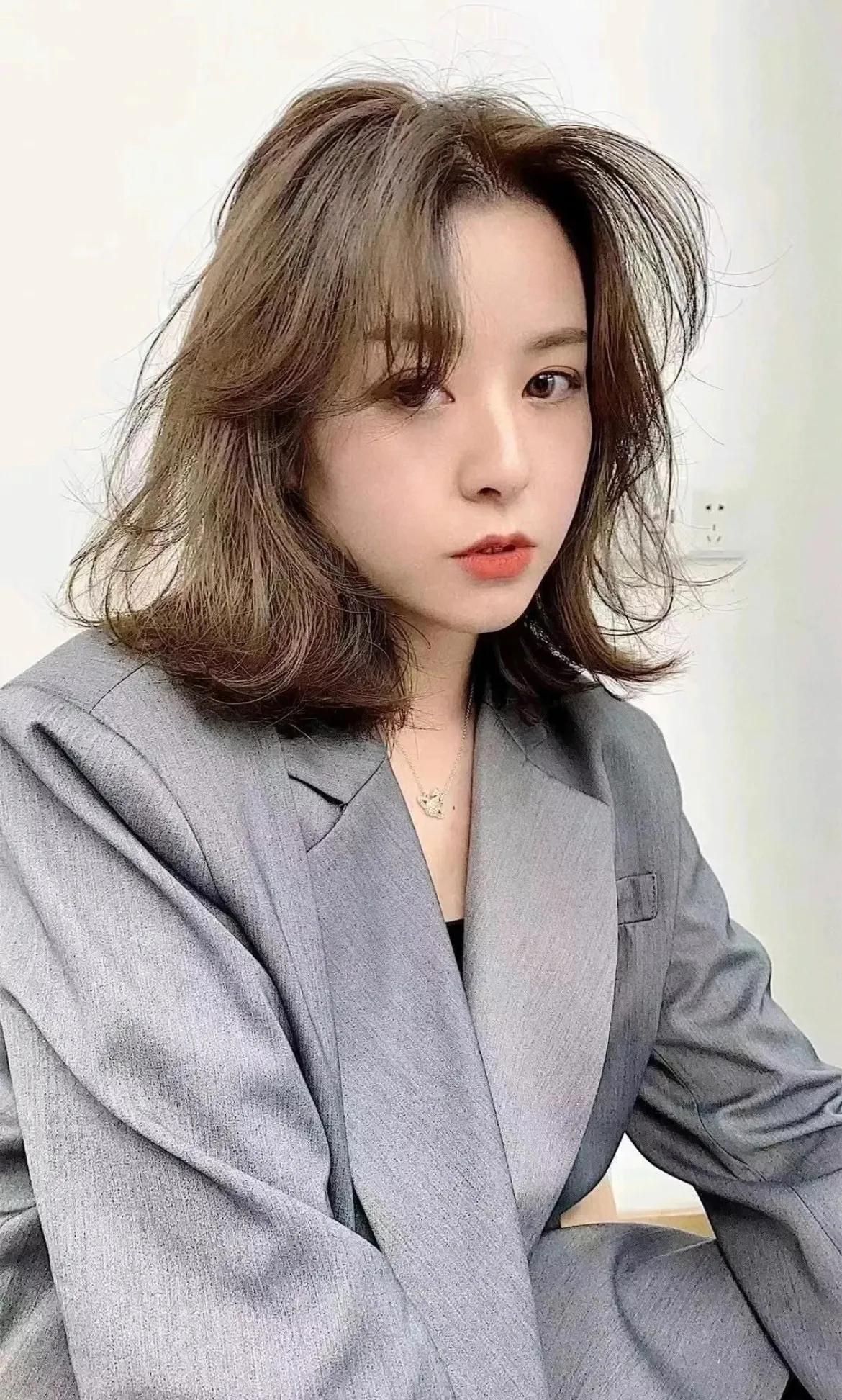 适合小脸的烫发中短发夏季,这个季节最流行的短烫发