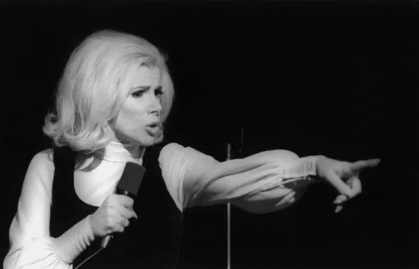 那个*点露**的女神，又带着黄段子回来了！