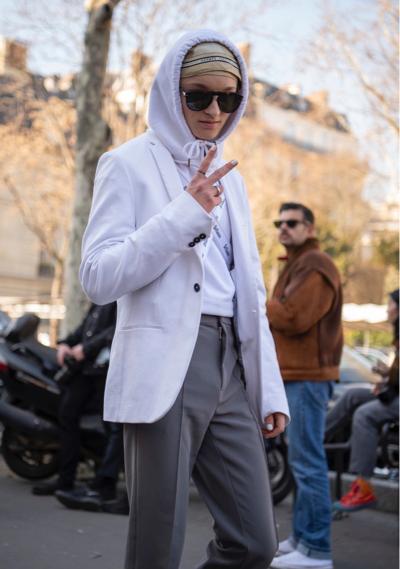 秋冬季节卫衣单穿有些冷，加件外套一起穿，舒适时尚又有范儿