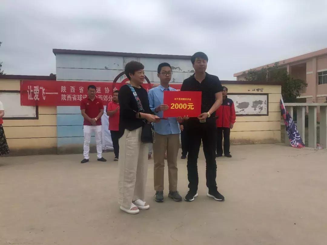 爱心协会为贫困孩子送温暖,公益协会为寒门学子送温暖