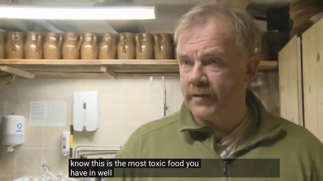 曾标榜健康的进口海鲜，幕后养殖曝光，堪比垃圾食品（菲李漫画）