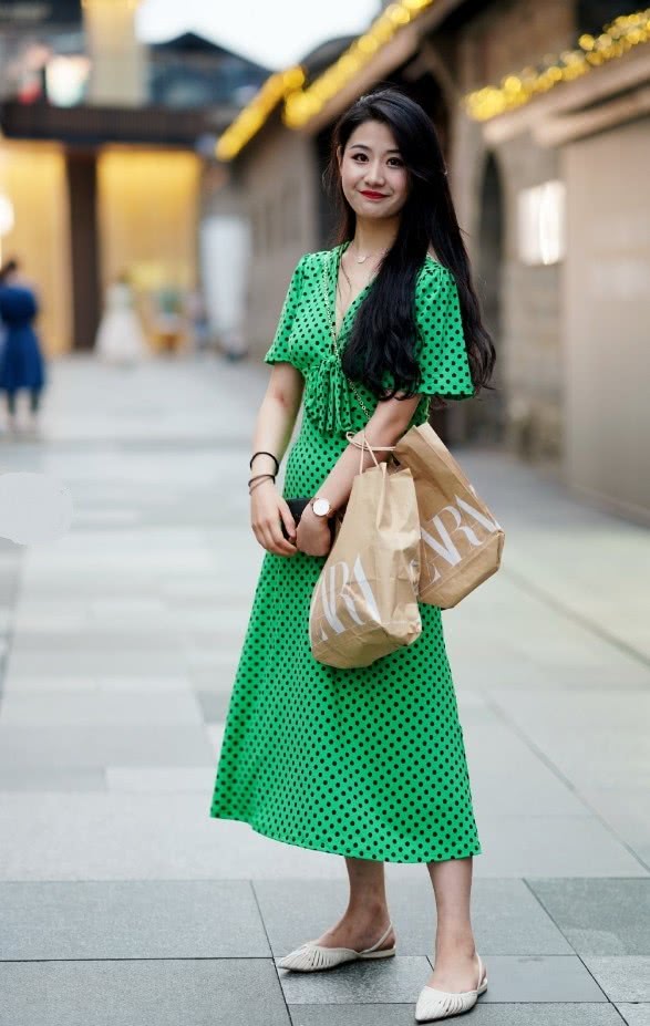 美女穿“围裙”上街买东西,正面和侧边大相同,看完好想种草!