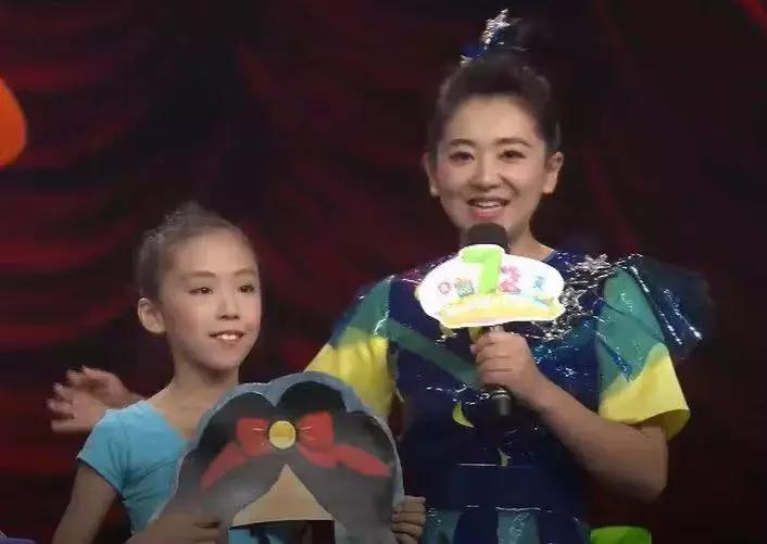 月亮姐姐变装秀视频,月亮姐姐穿衣裳视频