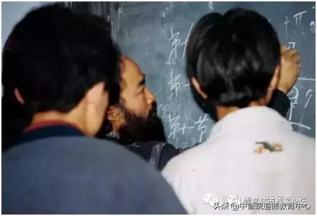 青岛城市档案：青岛工艺美术学校的历史沿革