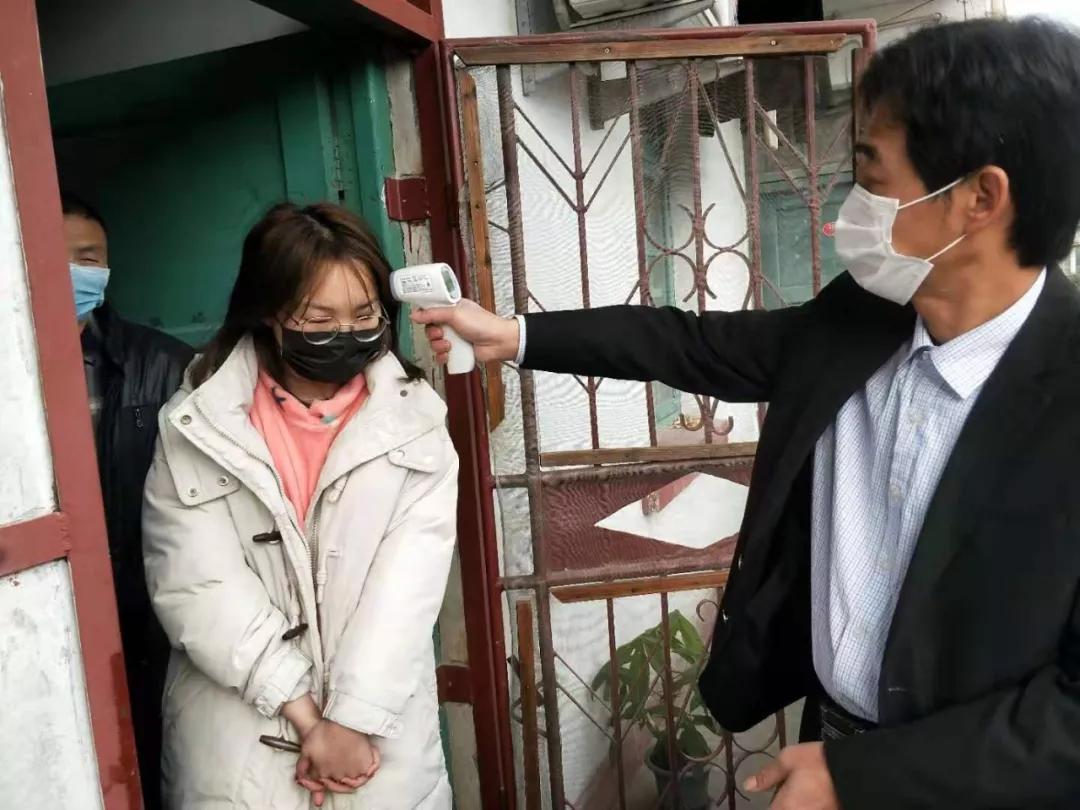 疫不容辞网格员助力疫情防控工作,疫不容辞复兴区社区志愿者在行动