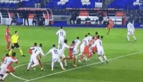 又是皇马！兽腰禁区拉人漏判点球，三天前队长手球直接不看VAR