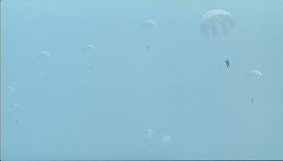 地位与张艺谋不相上下,他第一次做导演,扯掉了理想主义的遮羞布