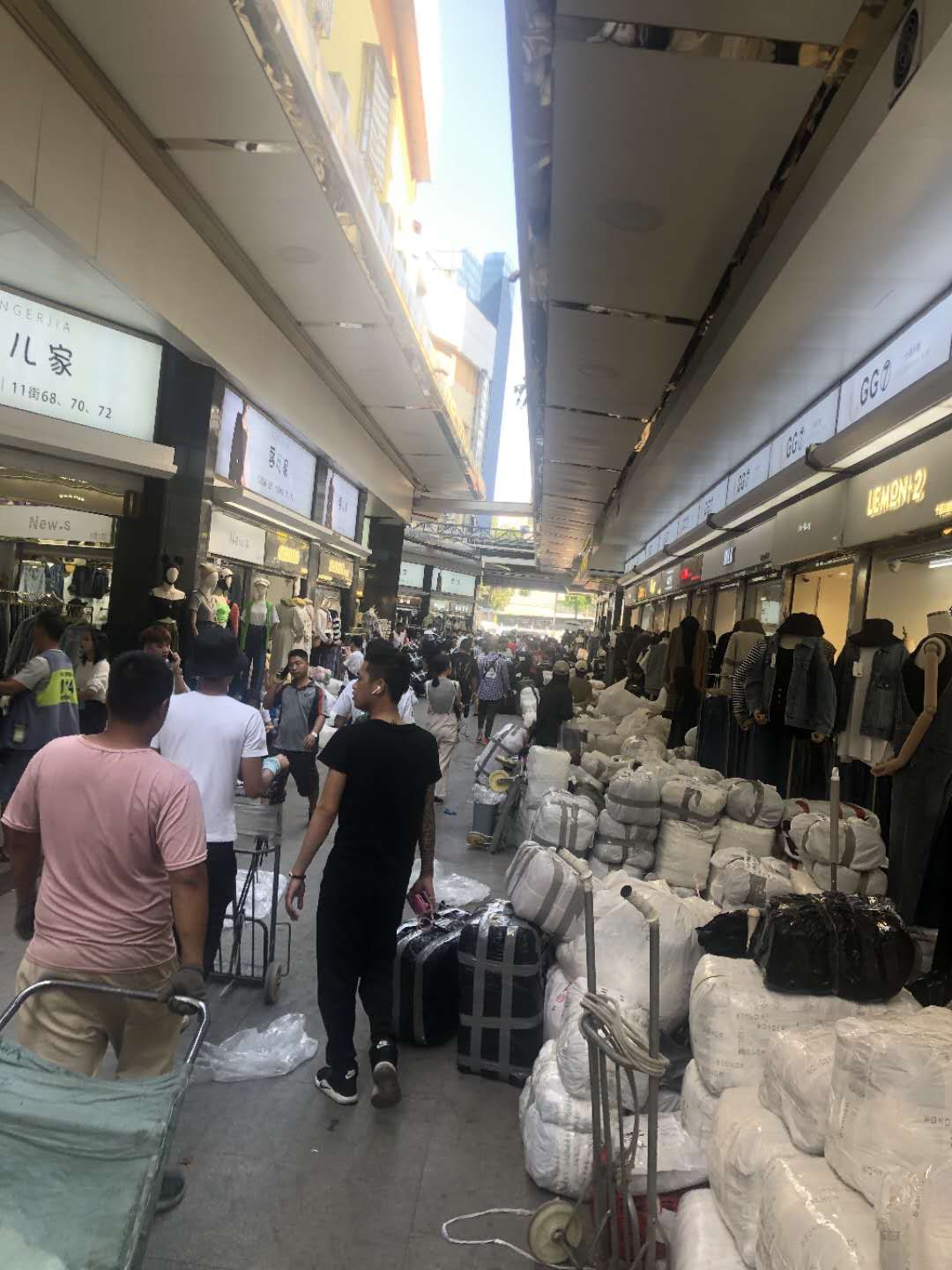 暗访广州假鞋市场珠江调查工作室,暗访广州最大服装批发基地