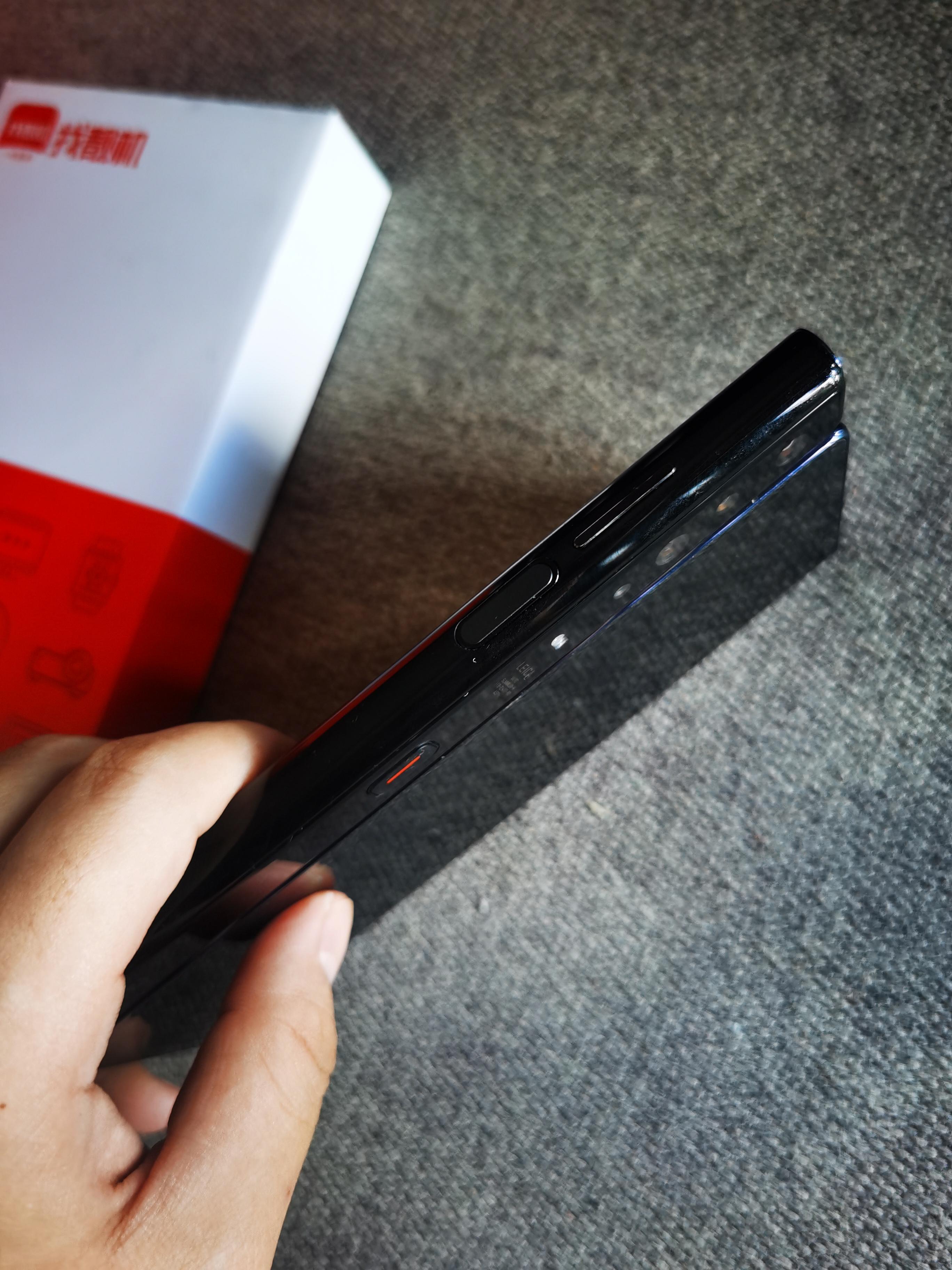 华为MateXs评测：昂贵的折叠手机｜带有灵活屏幕“后背”