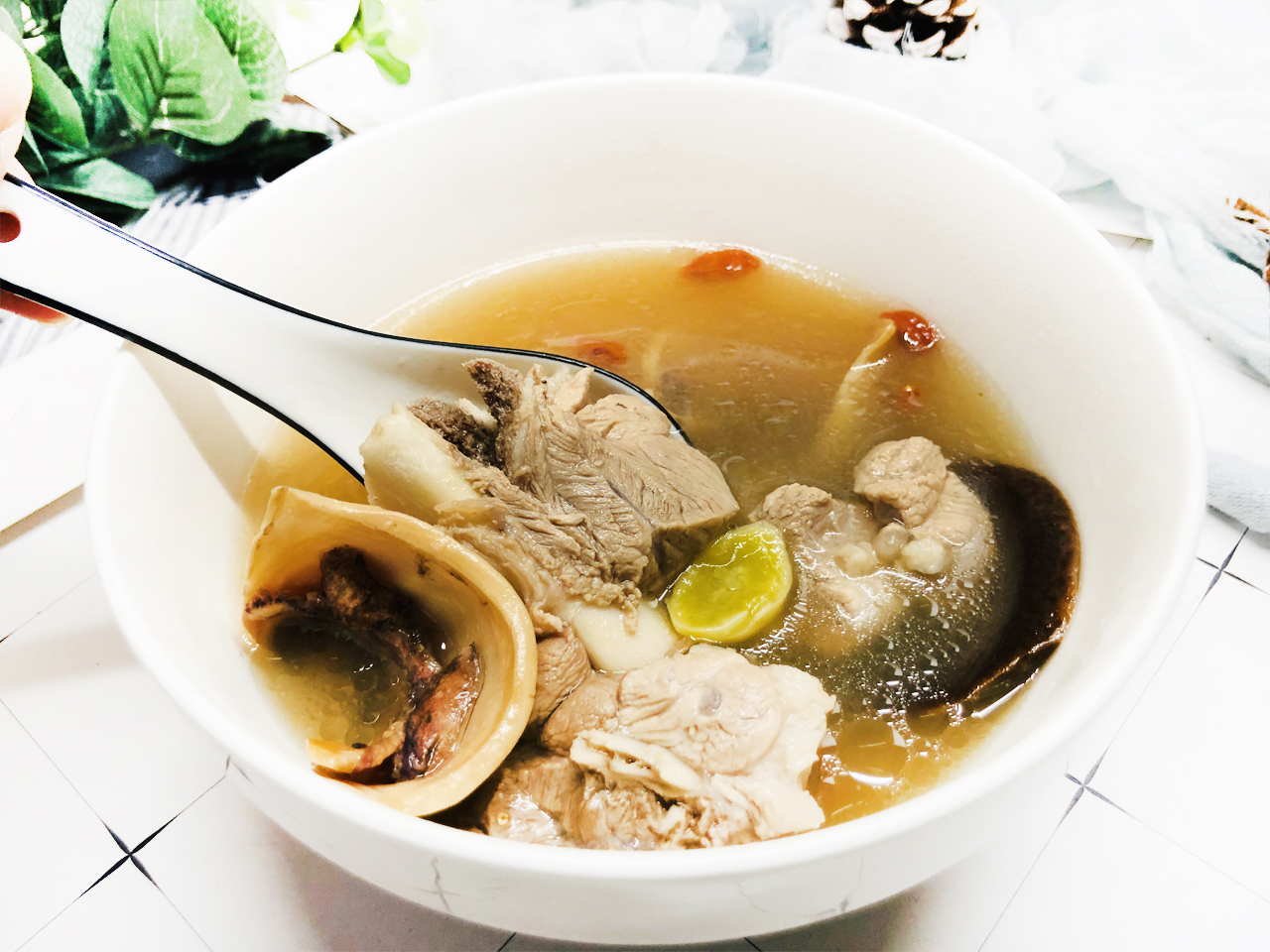 墨鱼汤怎么煲香味才浓郁,拿墨鱼煲什么汤好喝