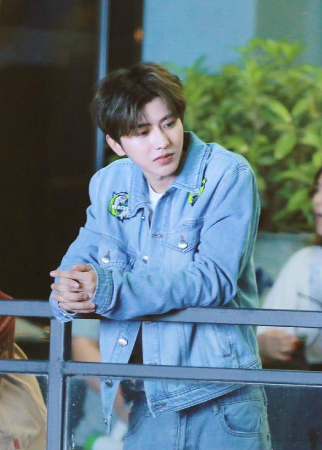 蔡徐坤活动牛仔衣,蔡徐坤牛仔外套最新照片