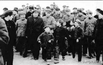 毛*东泽**:“群众是真正的英雄,而我们却是幼稚可笑的,包括我”