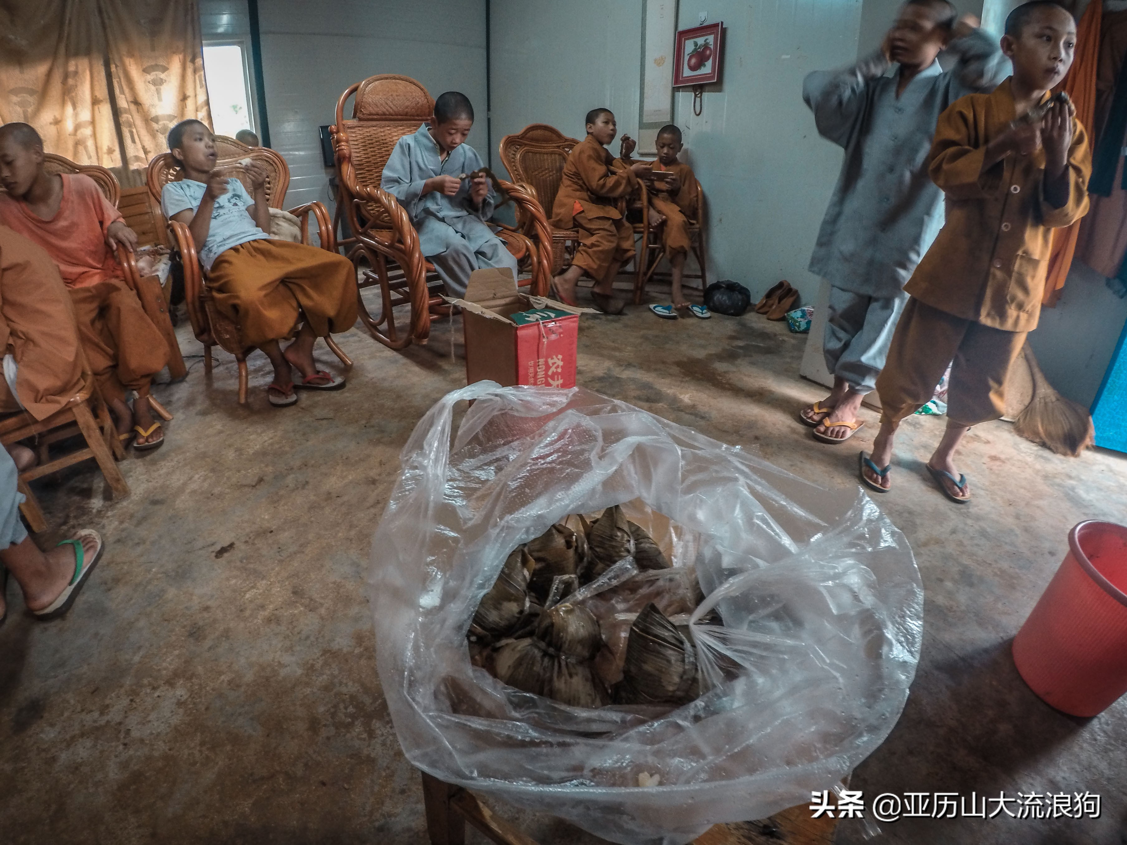 中缅边境的佛寺,旅途中遇到藏区僧人