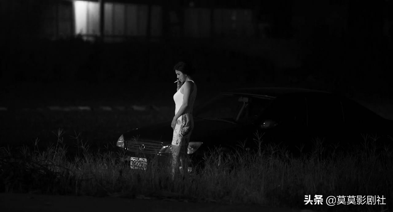 为何他眼睑低垂，是佛还是娼妓——《大佛普拉斯》的黑色幽默