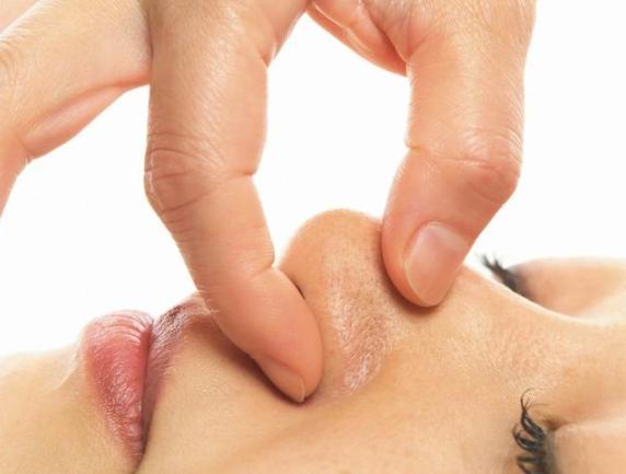 鼻子上挤出来的黄东西是什么,鼻子上挤出的黄色物体