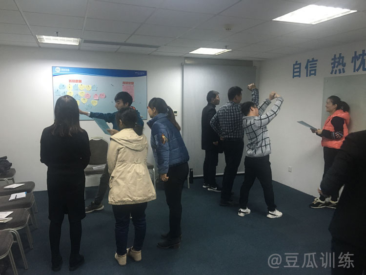 当众讲话紧张手发抖怎么克服,发言总是怯场怎么办