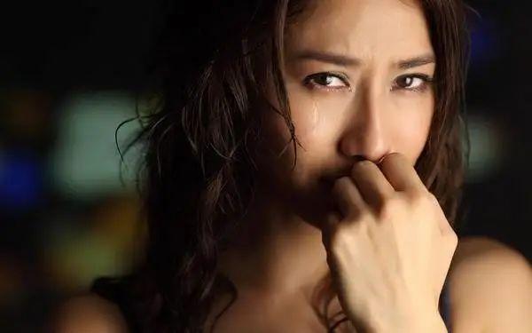 女人爱哭是什么原因,女人爱哭因为什么