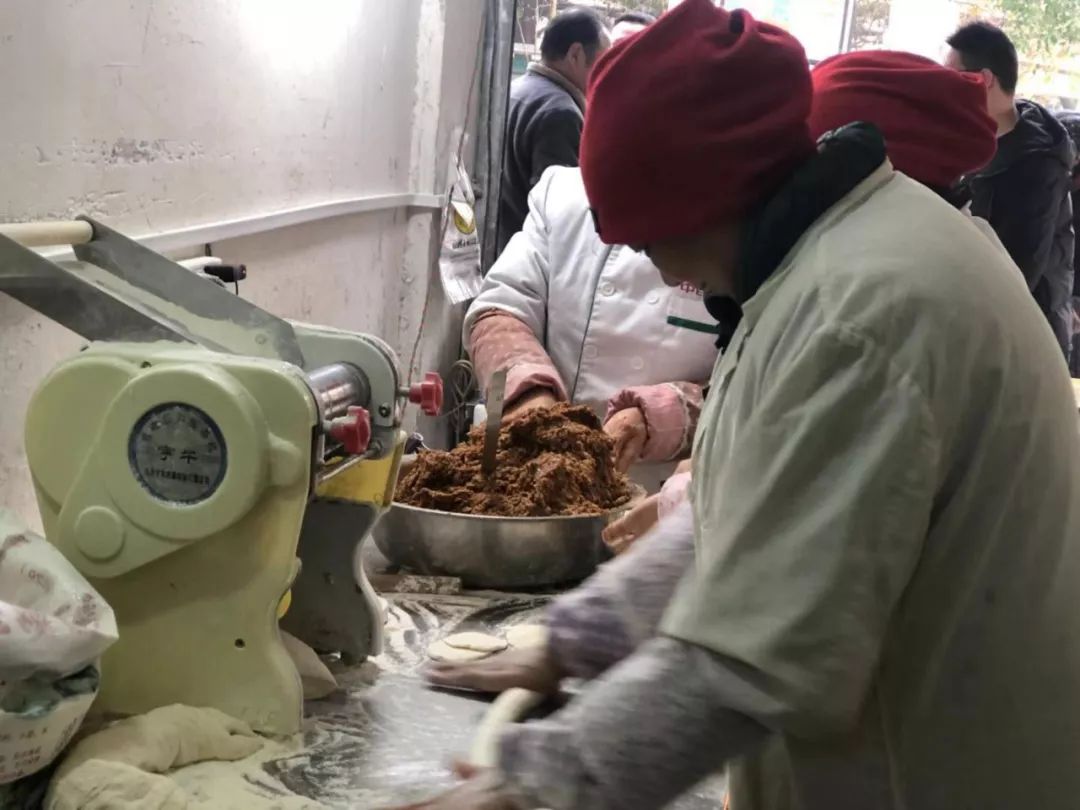 牛肉包子、热干面和豆皮，寻找传说中的武汉老武锅“三大金刚”