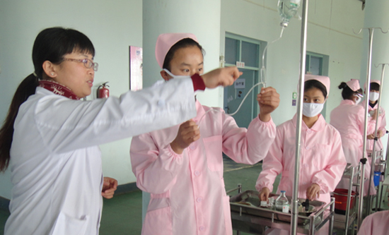 重庆哪里有读护理专业的,重庆读职校学护士好吗