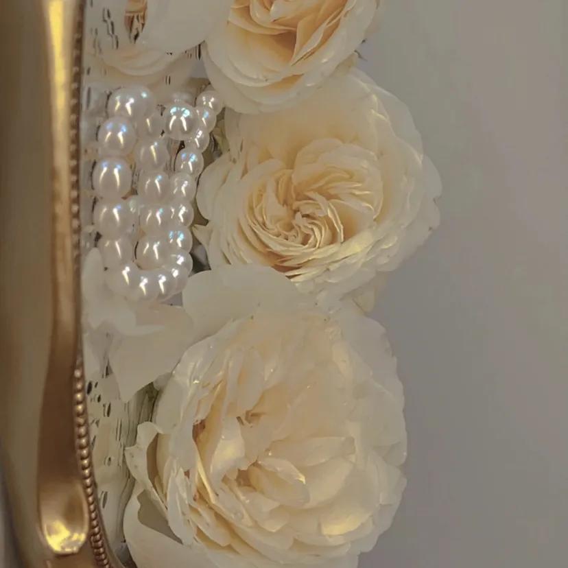 “浪漫黄玫瑰背景：玫瑰配你才浪漫，电影和你才好看”