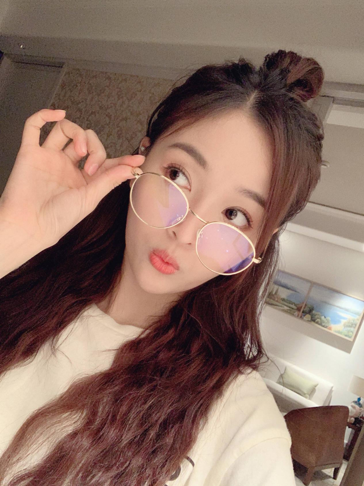 女生披头散发不显脸大的发型,今年流行哪三种发型减龄又显小