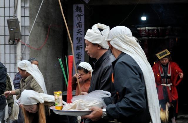 为什么有人亲人死亡也哭不出来,为什么有的亲人去世自己不会哭