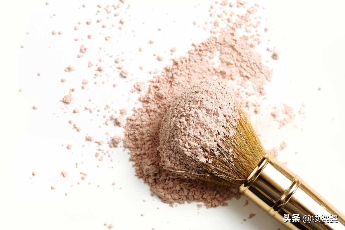 蜜粉散粉粉饼的区别和使用,蜜粉散粉粉饼区别