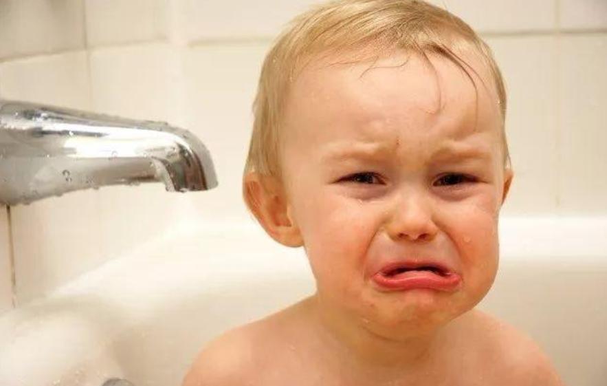 宝宝为什么越长大越害怕洗澡,孩子害怕洗澡怎么让孩子喜欢洗澡